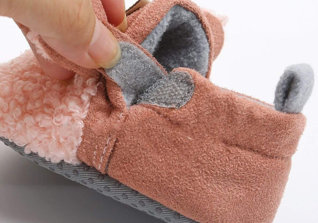 Klassiske lammebabysko, tidløse og komfortable, perfekte for babyens viktige første skritt.