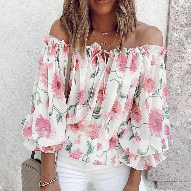 Off-shoulder damebluse med blomsterprint, feminine volanger og elastisk halslinje for perfekt passform.