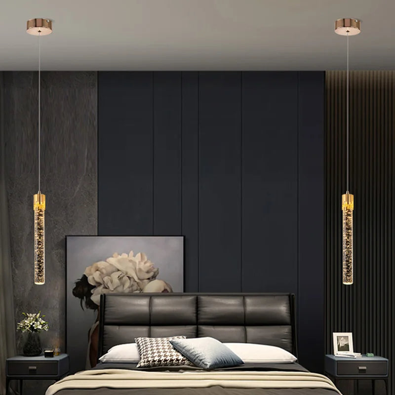 Stilfull svart hengelampe, sylinderform. Perfekt for spisebord eller stue. Moderne interiørdesign, minimalistisk.