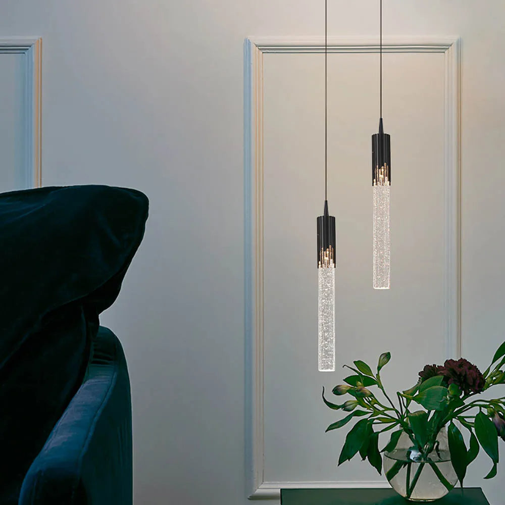 Moderne sylinderformet hengelampe i svart med gull. Minimalistisk stil for stilfull innendørs belysning.