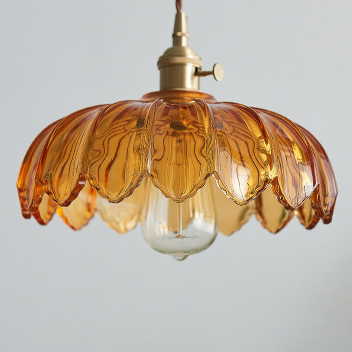 Nærbilde av elegant hengende lampe med intrikat vintage blomsterdesign, for unikt interiør.