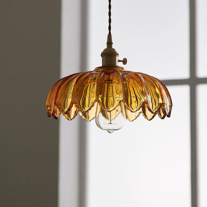 Stilfull pendellampe med vintage blomster, perfekt som spisestuebelysning og dekorlampe.