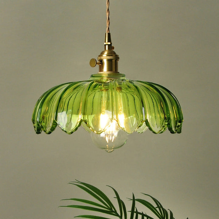 Hengende lampe med vintage blomster, vakker stuebelysning og dekorasjon som fanger blikket.