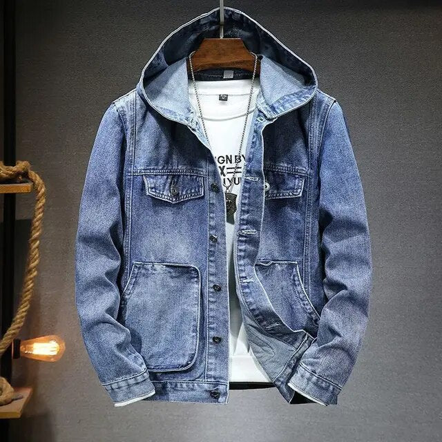 Mann i mørkeblå denim hettejakke. Stilfull og komfortabel herrejakke, perfekt til vår og høst.