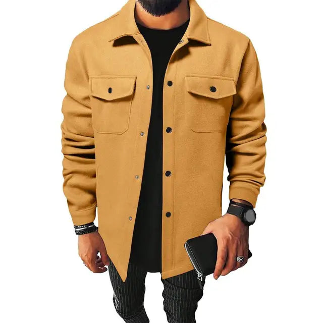 Mann som demonstrerer allsidigheten til herre overskjorten, passer til både casual og elegant stil.