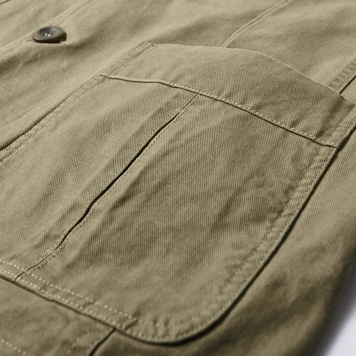 Funksjonell herreblazer i tidløs stil med flerlommer; et must-have for den moderne mannen.