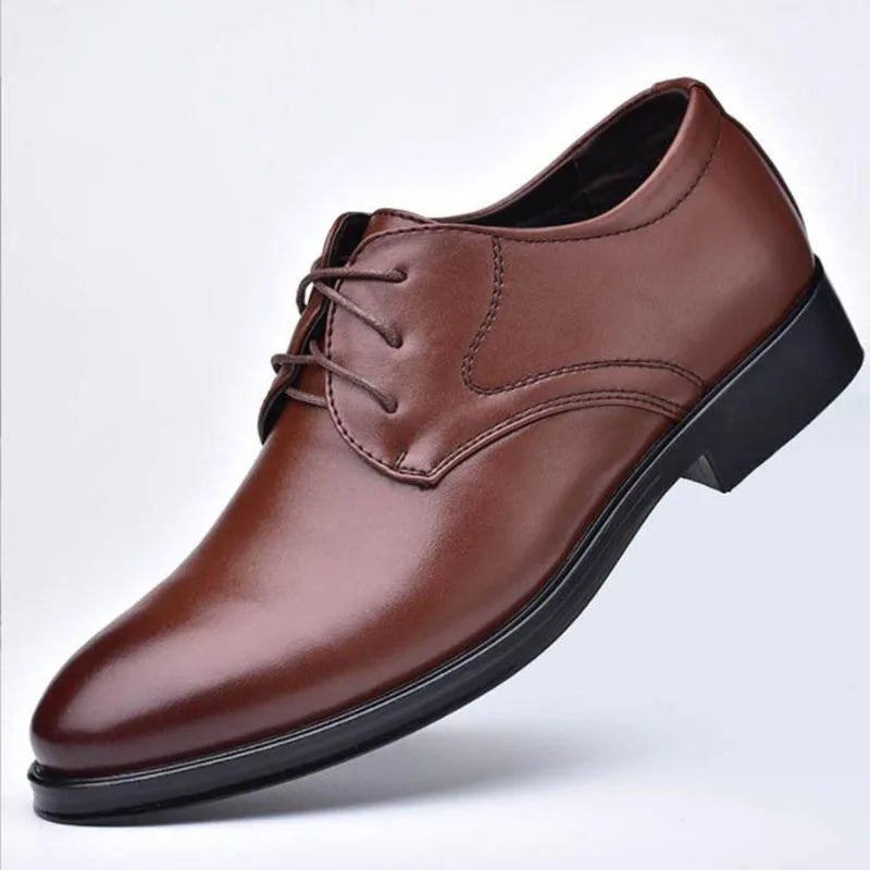 Svarte skinn Oxford herresko, elegante og formelle, med spiss tå for en sofistikert look.