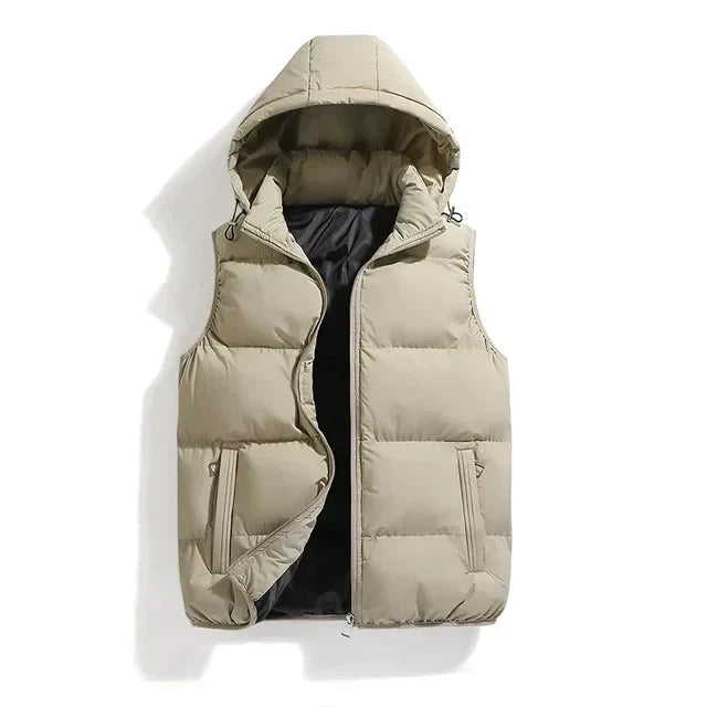 Isolert herre vintervest i polyester med avtakbar hette, gir god varme og beskyttelse ute.