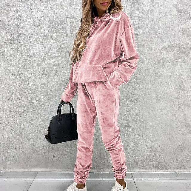 Klassisk fløyels loungedress for dame. Komfortabelt todelt sett med hettegenser og bukse, elegant og allsidig.