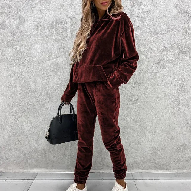 Trendy fløyels loungedress damesett. Komfortabelt todelt antrekk, perfekt som elegant fritidsklær eller streetwear.