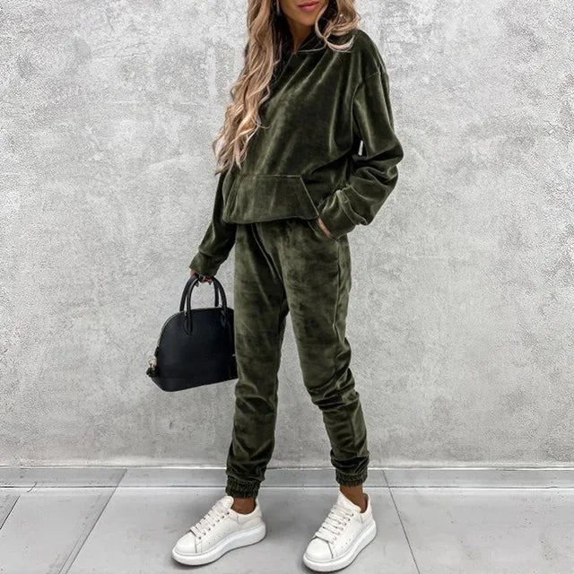 Todelt fløyels damesett for ultimate komfort. Elegant loungedress med hettegenser og joggebukse for hjemmekos.