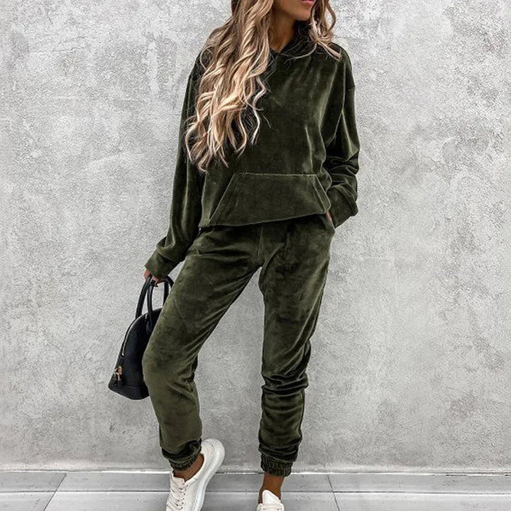 Modell iført elegant fløyels loungedress. Komfortabelt todelt damesett i myk fløyel, egnet for avslappet fritidsklær.