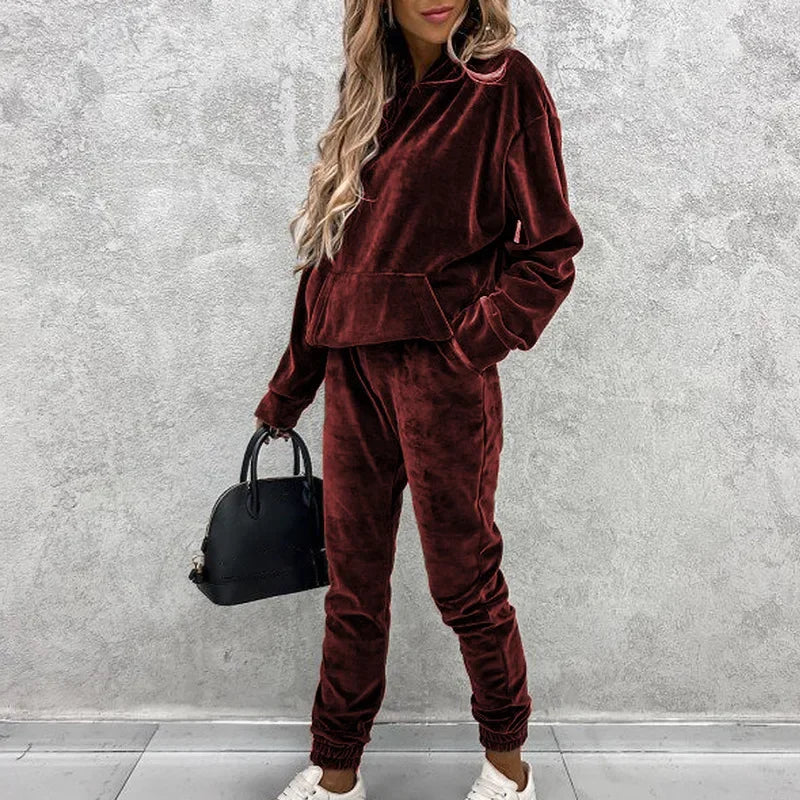 Elegant fløyels loungedress for dame. Mykt og komfortabelt todelt sett, perfekt for hjemmekos og avslapning.