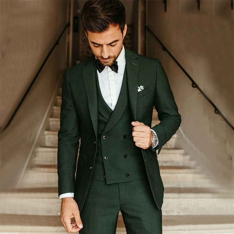 Moderne herre 3-delt antrekk: stilig blazer, matchende vest og bukser for et elegant og komplett look.