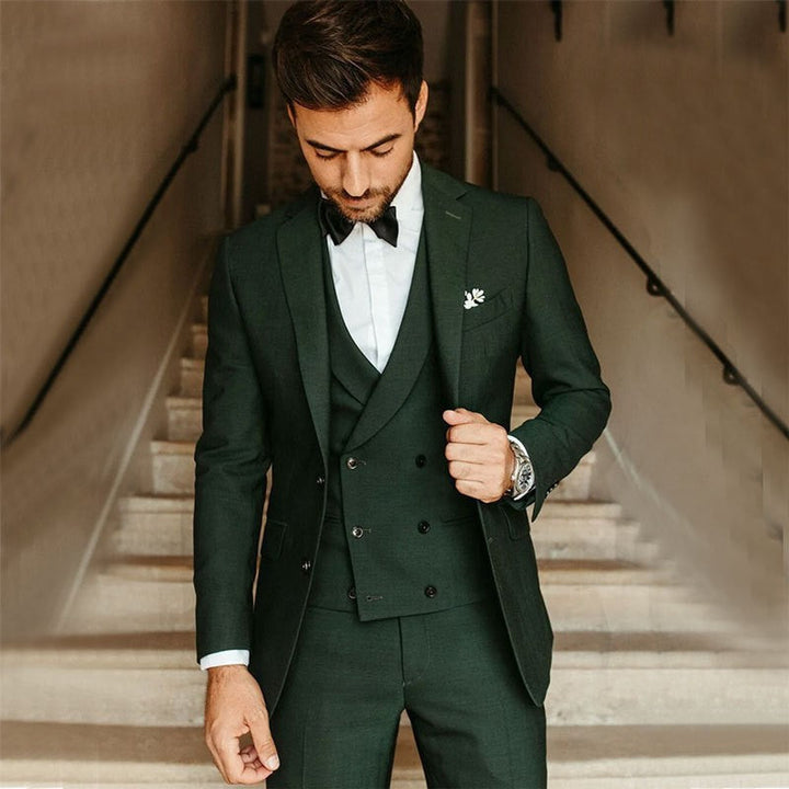 Moderne herre 3-delt antrekk: stilig blazer, matchende vest og bukser for et elegant og komplett look.