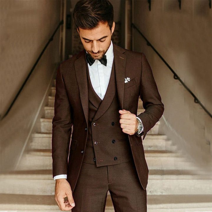 Herre formelt sett med blazer, vest og bukser; egnet for business, bryllup og festlige anledninger.