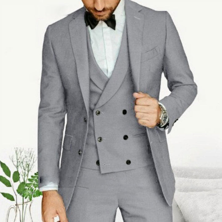 Komplett herremote sett: elegant blazer, vest og bukser. Ideell for formelle events og business antrekk.
