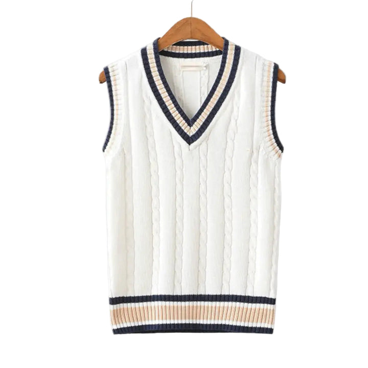 Mann iført ermeløs old money stil trøye, ideell for sommermote og elegant casual wear.