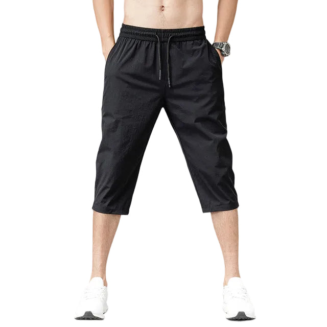 Moderne herrebadeshorts med 3/4 snitt. Hurtigtørkende, komfortabel for sommer og strand.