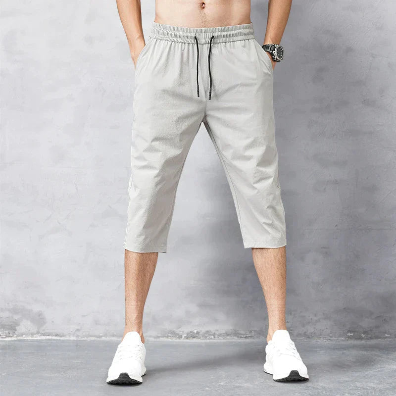 Moderne herrebadeshorts 3/4 snitt, perfekt for svømming og sommeraktiviteter. Hurtigtørkende.