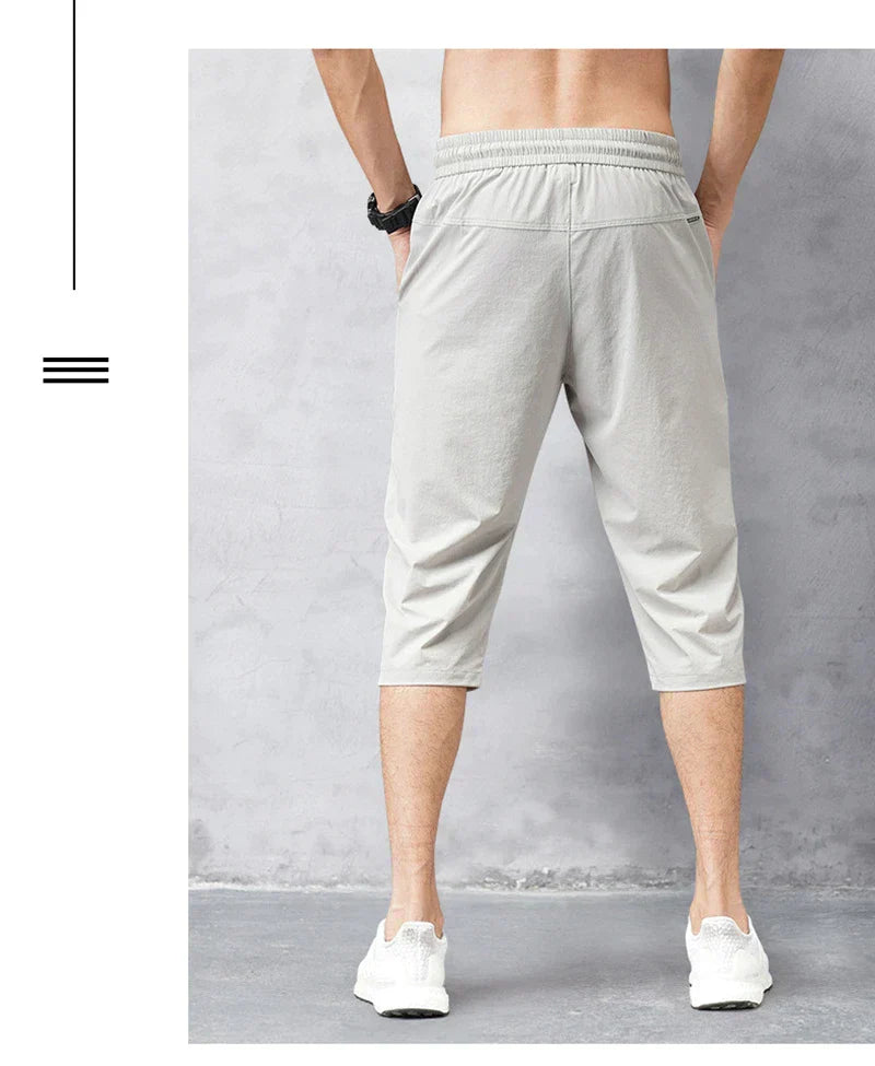 Allsidige 3/4 badeshorts for menn. Moderne design, komfortabel passform for sommerklær.