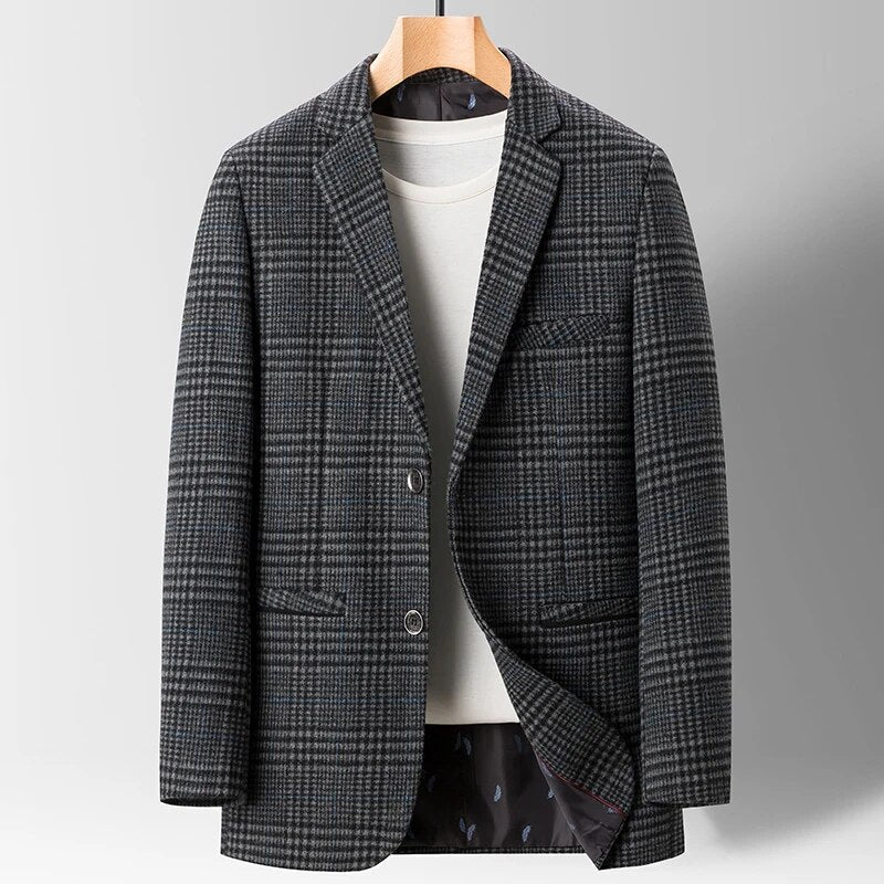 Klassisk herreblazer med praktiske lommer, elegant snitt og allsidig stil for jobb og fest.