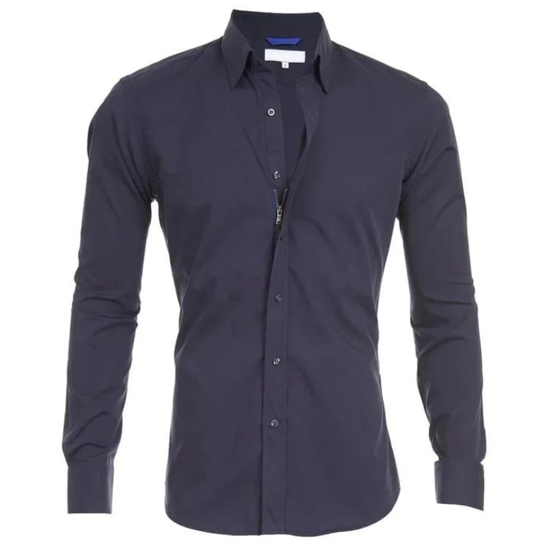 Mann i fleksibel rynkefri herrebluse med glidelås, bevegelsesfrihet og stilren look.