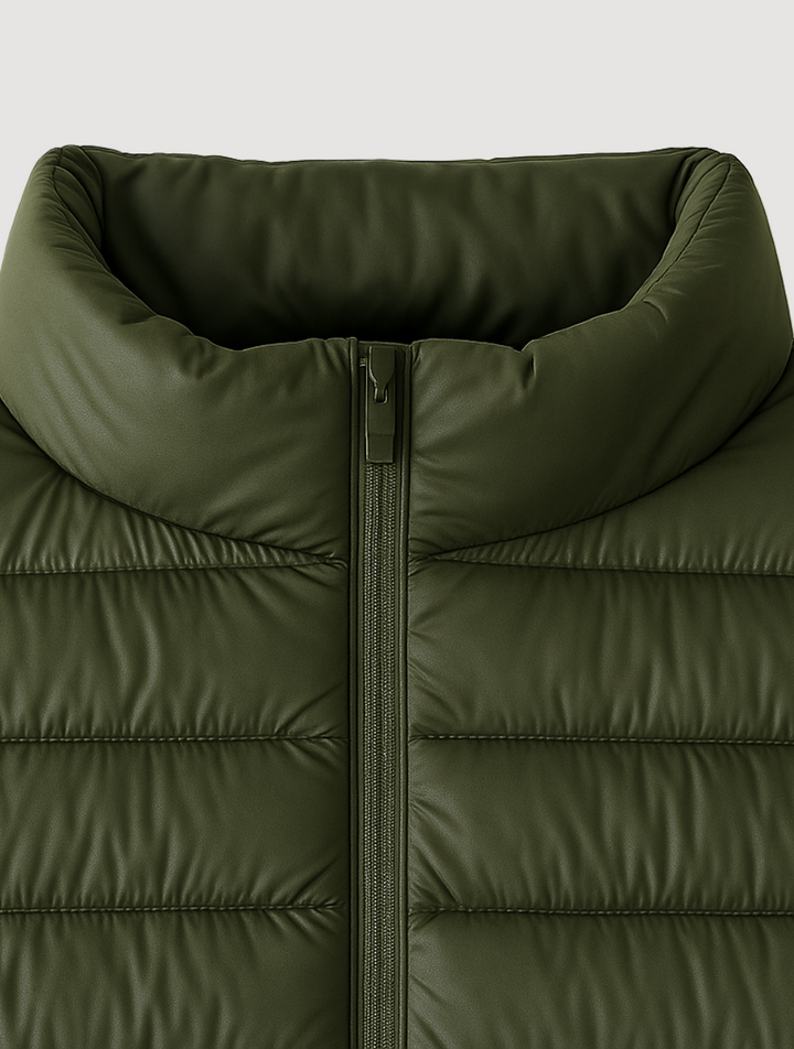 Modell iført herre bodywarmer, viser passform og stil for et elegant og funksjonelt ytterplagg.
