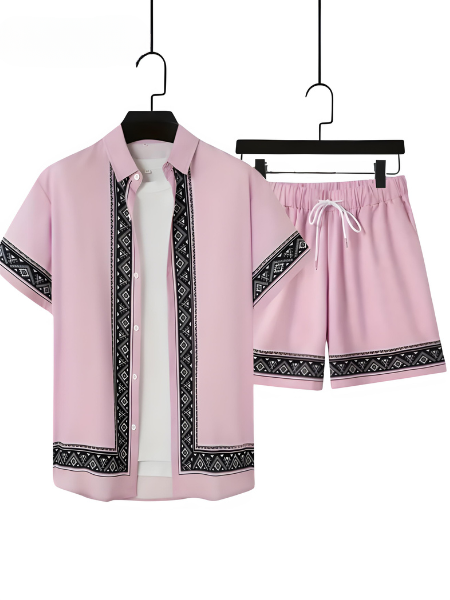 Lysebrunt boho herre sett; avslappet kortermet skjorte og shorts for sommer & festival antrekk.