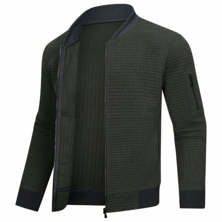 Mann iført en stilig og komfortabel monokrom bomberjakke, perfekt for en moderne og casual hverdagsstil.