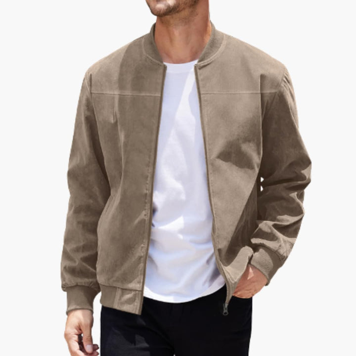 Komfortabel herrejakke i bomberstil med ribbet krage, et must-have plagg for urban look.