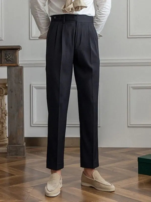 Nærbilde av teksturen på komfortable skreddersydde herrebukser, perfekt for kontor.