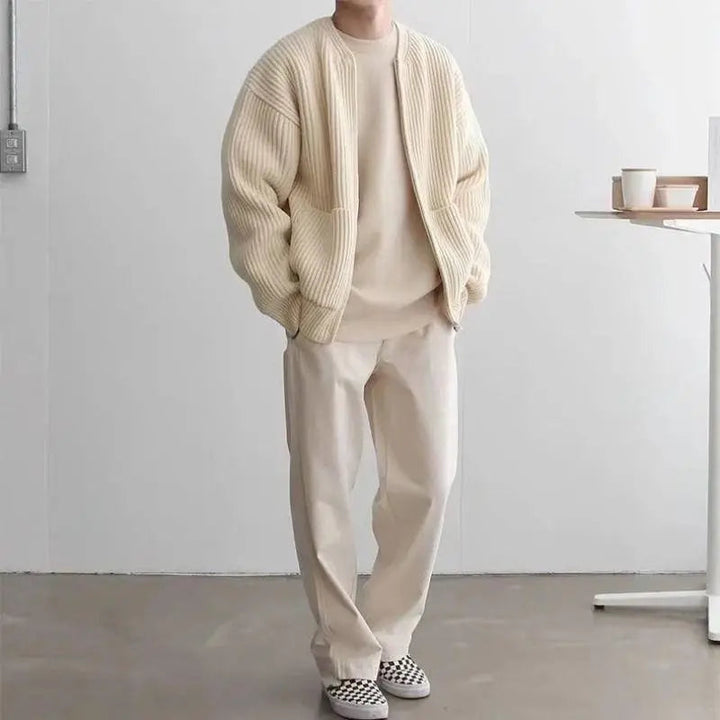 Detaljbilde av myk, strikket herrecardigan. Trendy og moderne design for menn, perfekt for komfortabel hverdag.