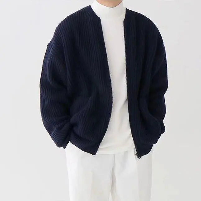Mann iført trendy strikket herrecardigan i moderne stil. Komfortabelt og allsidig plagg for fritid og lag-på-lag.