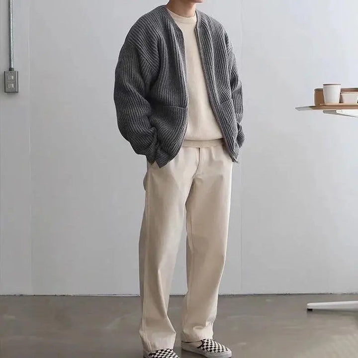 Stilig herrecardigan, moderne strikket design. Vist lag-på-lag over skjorte, perfekt for en komfortabel hverdag.