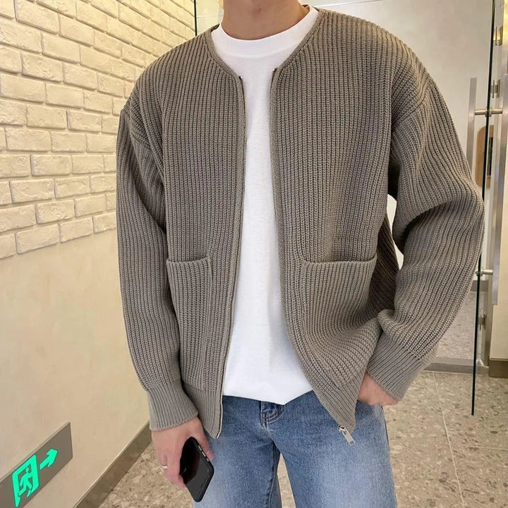 Pent brettet herre strikket cardigan. Trendy og moderne stil, komfortabelt fritidsplagg for menn.