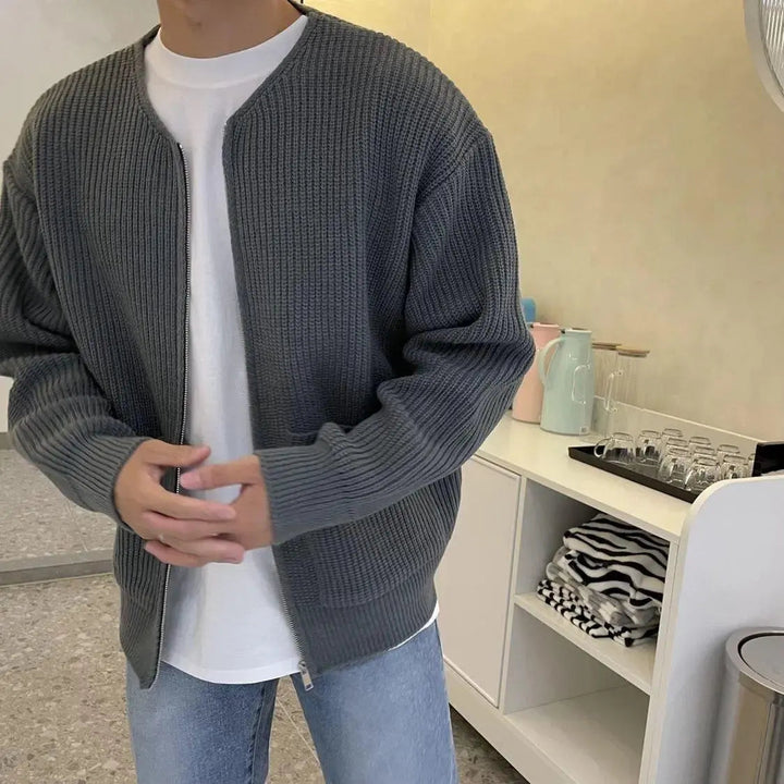 Strikket herrecardigan i moderne stil. Komfortabel og trendy for menn, ideell for hverdag og lag-på-lag.