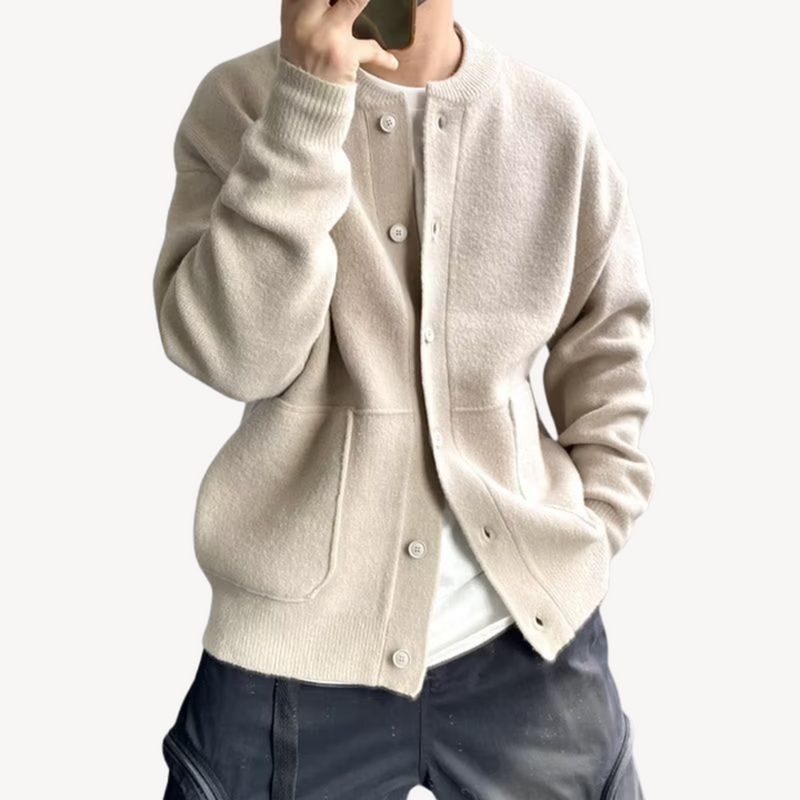 Komfortabel herre cardigan i mykt strikket materiale, ideell for lag-på-lag herremote.