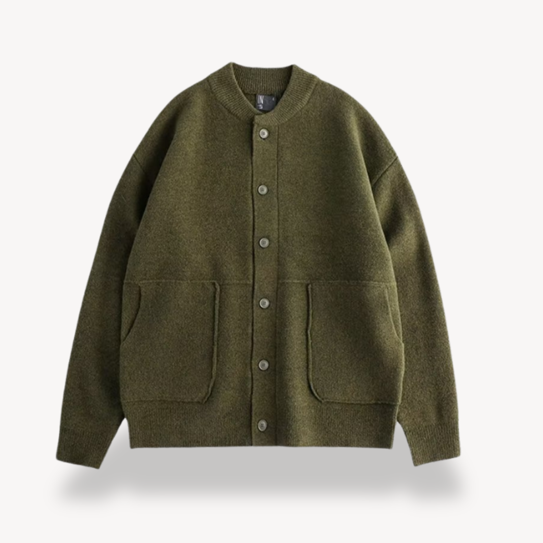 Herre strikket cardigan i tidløs casual stil, med praktiske knapper for hverdagskomfort.
