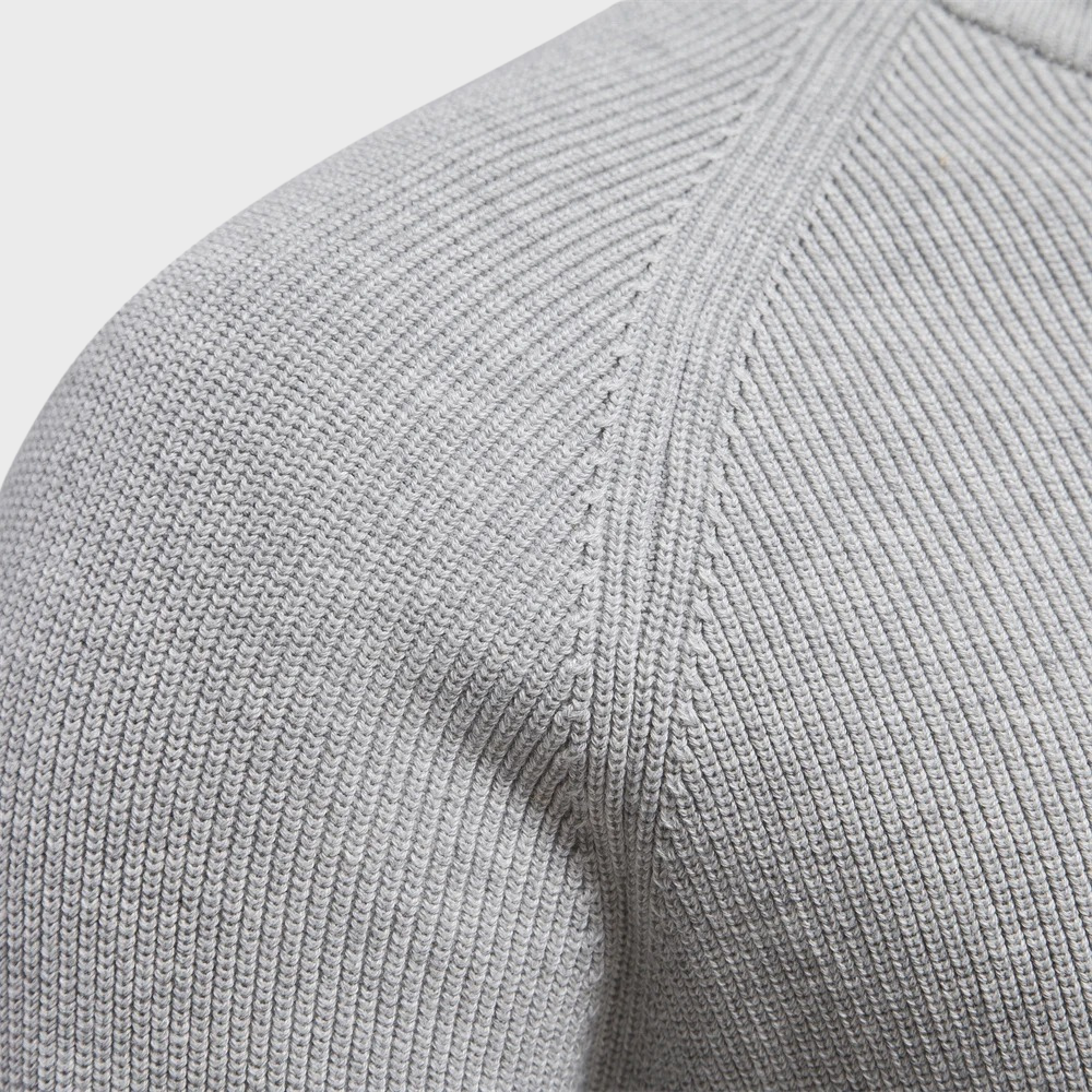 Klassisk herre cardigan med halv glidelås og ribbestrikk. Komfortabel og tidløs stil.