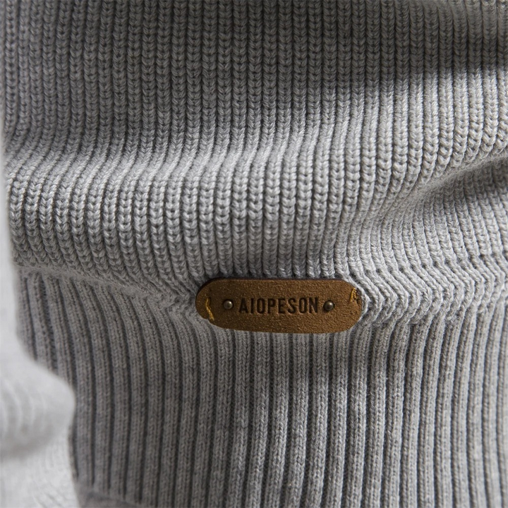 Moderne herre cardigan med halv glidelås. Stilren ribbestrikket genser for en casual look.