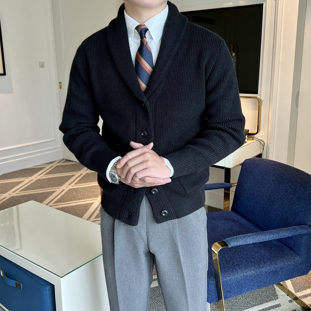Stilren herrecardigan med varm sjalkrage i ribbestrikk, ideell for lagdeling om høst og vinter.