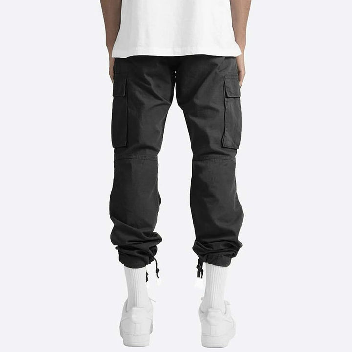 Komfortable herre cargo bukser i moderne design; en slim fit modell for casual hverdagsstil.