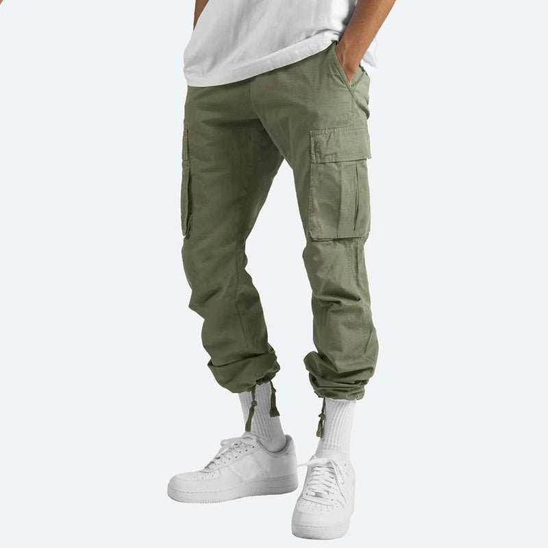 Casual herre cargo bukser; slim fit design som er både komfortabelt og praktisk for fritid.
