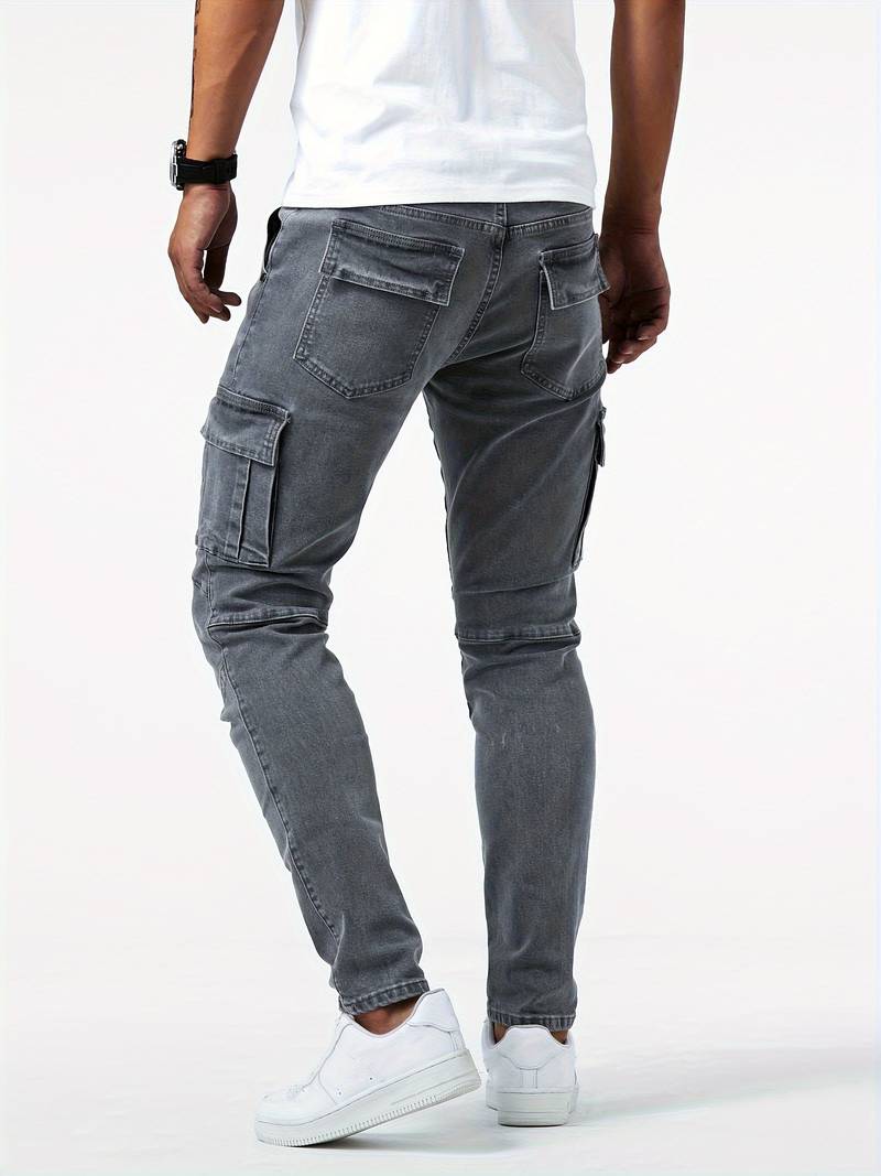 Herre cargo jeans i blå, slank passform, stylet for en moderne og uformell hverdagslook.