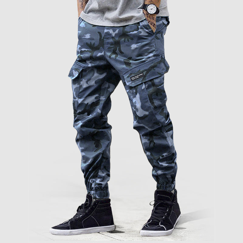 Sporty herre cargo joggebukse i kamuflasje. Avsmalnende passform og elastiske mansjetter gir komfort og stil.