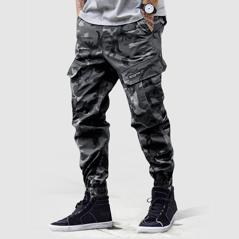 Streetwear kamuflasje cargo joggebukse for menn. Robust og moderne fritidsbukse med praktiske cargolommer.