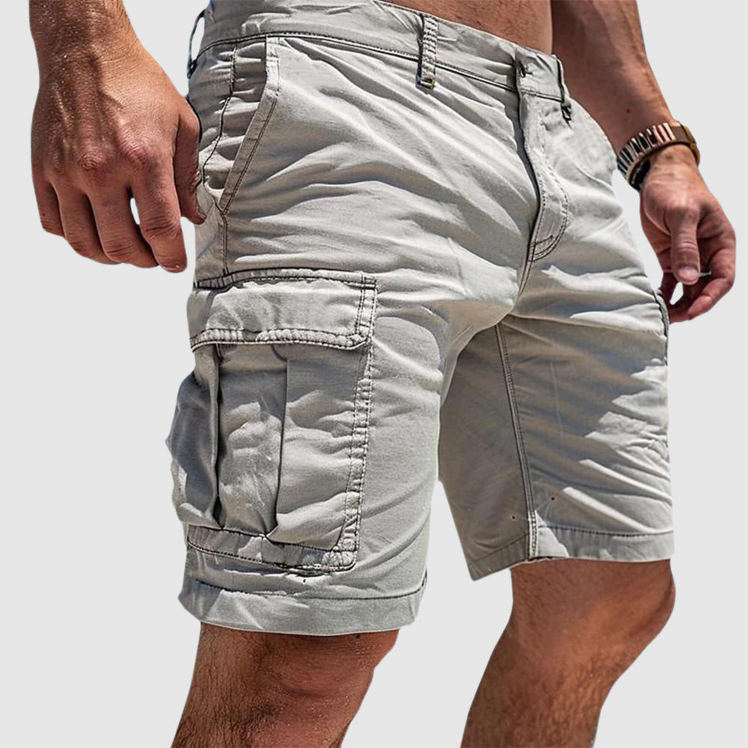 Beige herre cargo shorts, perfekt for utendørsaktiviteter. Komfortable shorts med mange praktiske lommer.