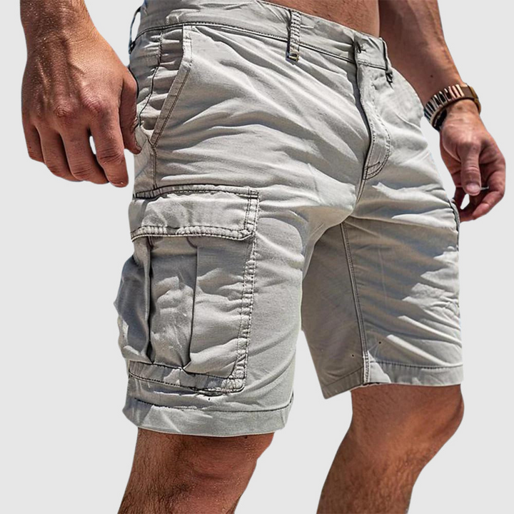 Beige herre cargo shorts, perfekt for utendørsaktiviteter. Komfortable shorts med mange praktiske lommer.