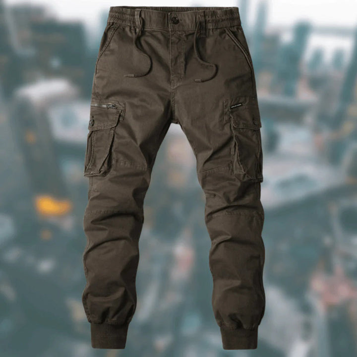 Mann kledd i komfortable herre cargobukser. Ideell for hverdagsklær og fritid, med en moderne look.